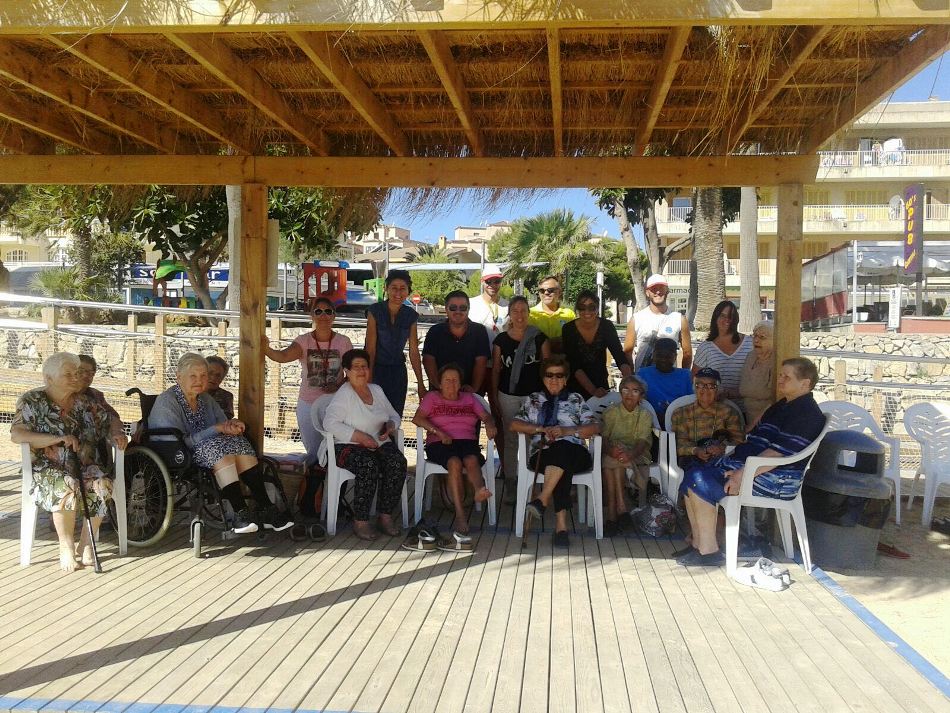 Els usuaris del centre d'estades durnes de Son Servera visiten la platja accesible de Cala Bona