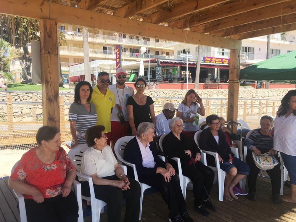 Los usuarios del centro de estancias diurnas de Son Servera visitan un ao ms la playa accesible de Cala Bona