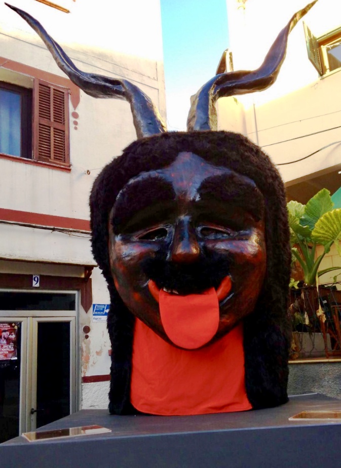 Un dimoni server de 5 metres presidir les festes de Sant Antoni des de la plaa de Sant Joan