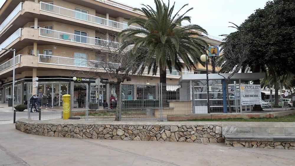 Las obras de mejora y reforma del paseo martimo de Cala Bona y de la Oficina Turstica de Cala Millor se paralizan provisionalmente para reducir su impacto en la temporada turstica