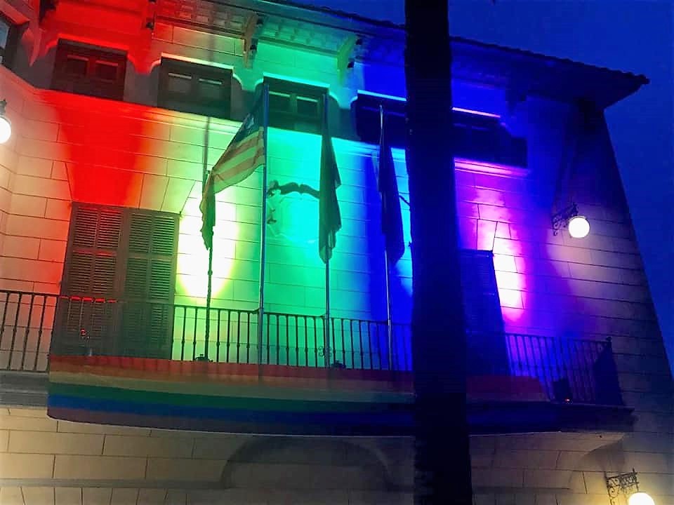 La bandera multicolor cuelga del balcn del Ayuntamiento de Son Servera 