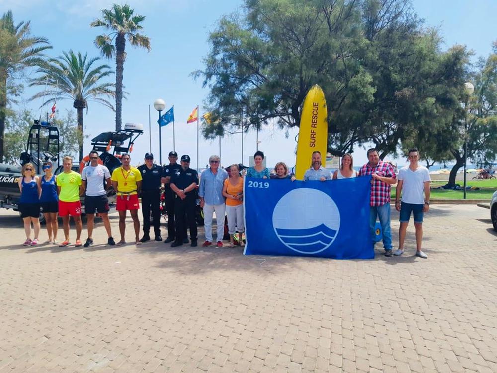 La Bandera Azul vuelve a ondear en la playa de Cala Millor