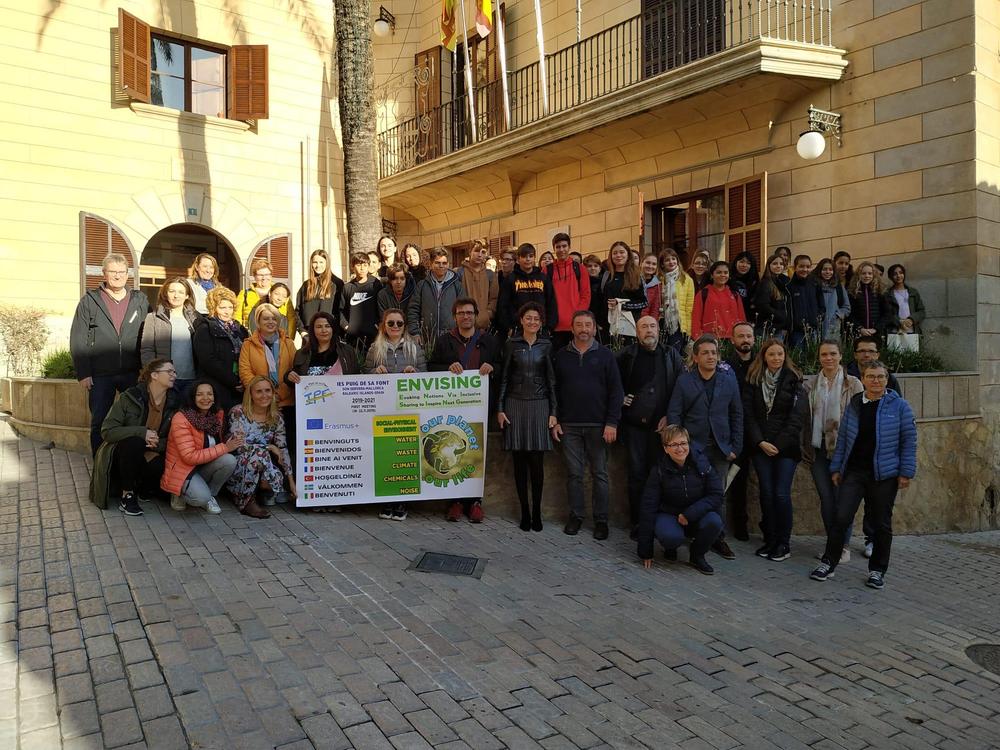 38 alumnes d'Erasmus Envising de l'IES Puig de sa Font visiten l'Ajuntament