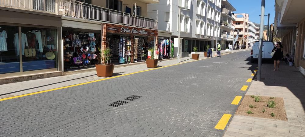 La calle Binicanella de Cala Millor no permitir el estacionamiento para favorecer el comercio local
