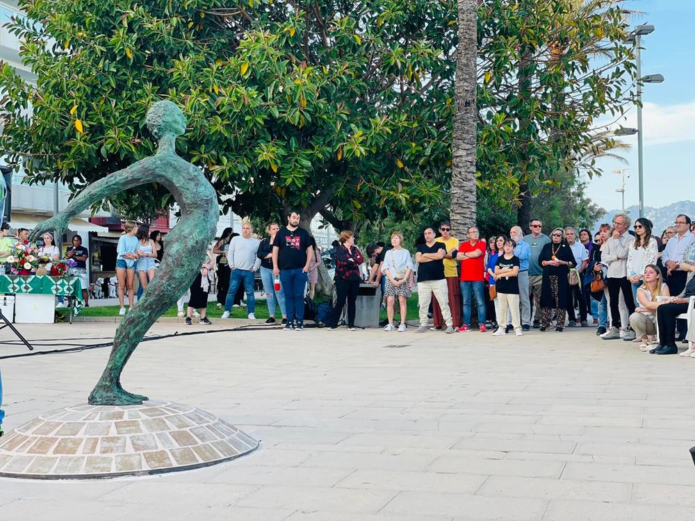 Cala Bona inaugura l'escultura Sa dona de Cala Bona en record de Magdalena Rigo