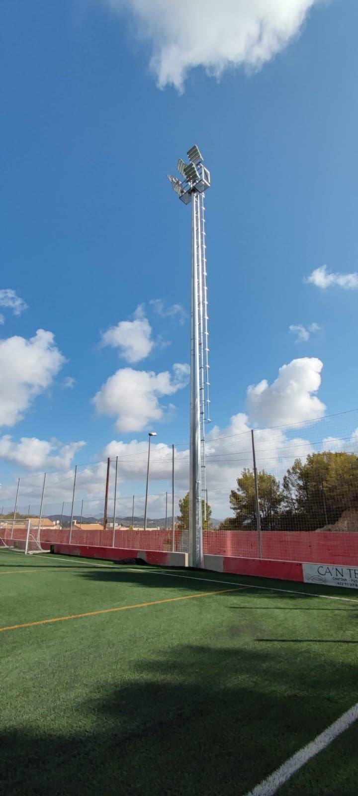 Cambio de alumbrado del campo de ftbol municipal de Son Servera para reducir su consumo