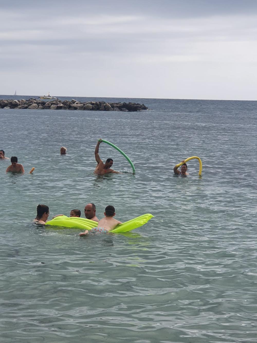 Segona jornada d'activitats inclusives al Punt Accessible de la Platja de Cala Bona amb activitats d'aquagym i exercicis d'hatha ioga