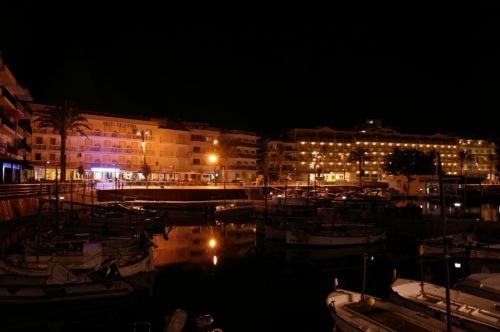 Puerto de Cala Bona por la noche