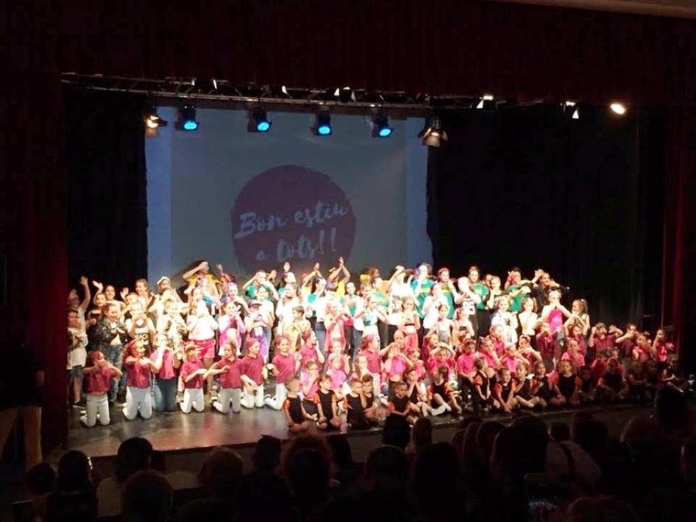 La muestra de fin de curso de la Escuela Municipal de Danza demuestra el xito de esta propuesta cultural municipal