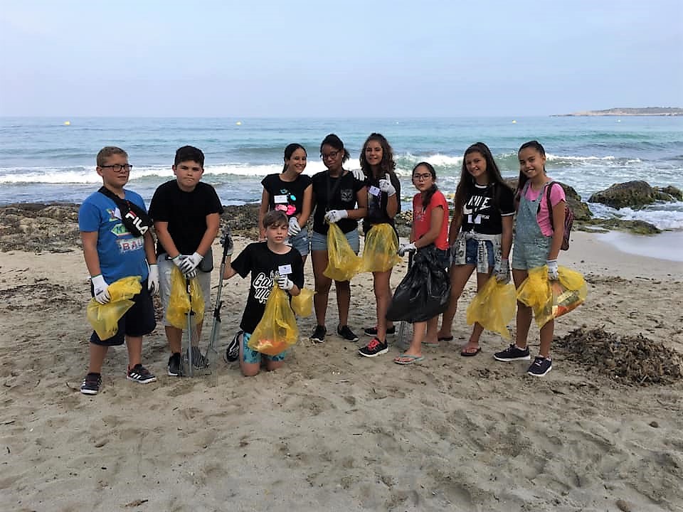 Voluntaris ambientals del CEIP Na Penyal netegen el litoral de Cala Millor 