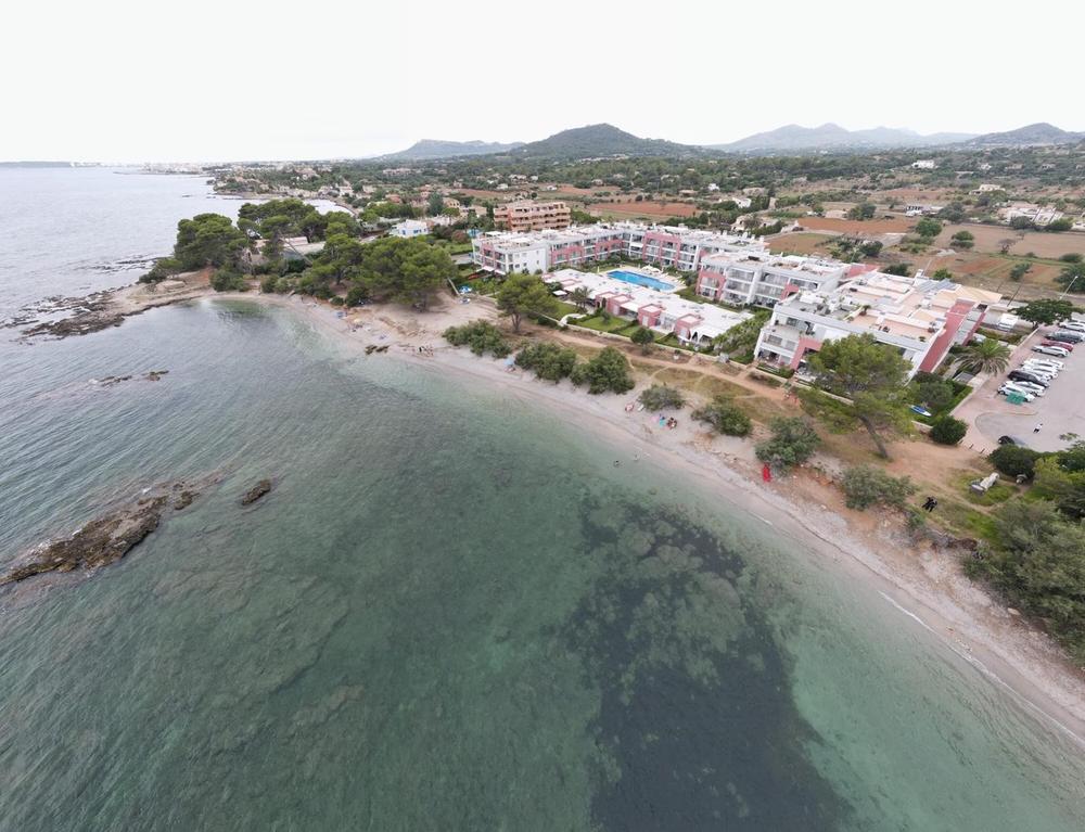 La Policia Local vigila l'aforament de les platges amb un dron