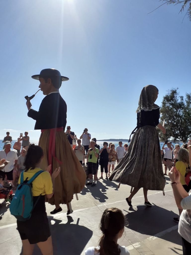 Las Fiestas del Turista de Cala Millor sacan un ao ms la cultura y tradicin a la calle a la vez que buscan la reactivacin econmica del sector.